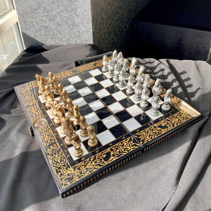 Hochwertiges Schachspiel aus schwarzem Acrylstein mit geschnitzten Rändern – inklusive Figuren | Kostenlose Lieferung weltweit | Geschenkfertig