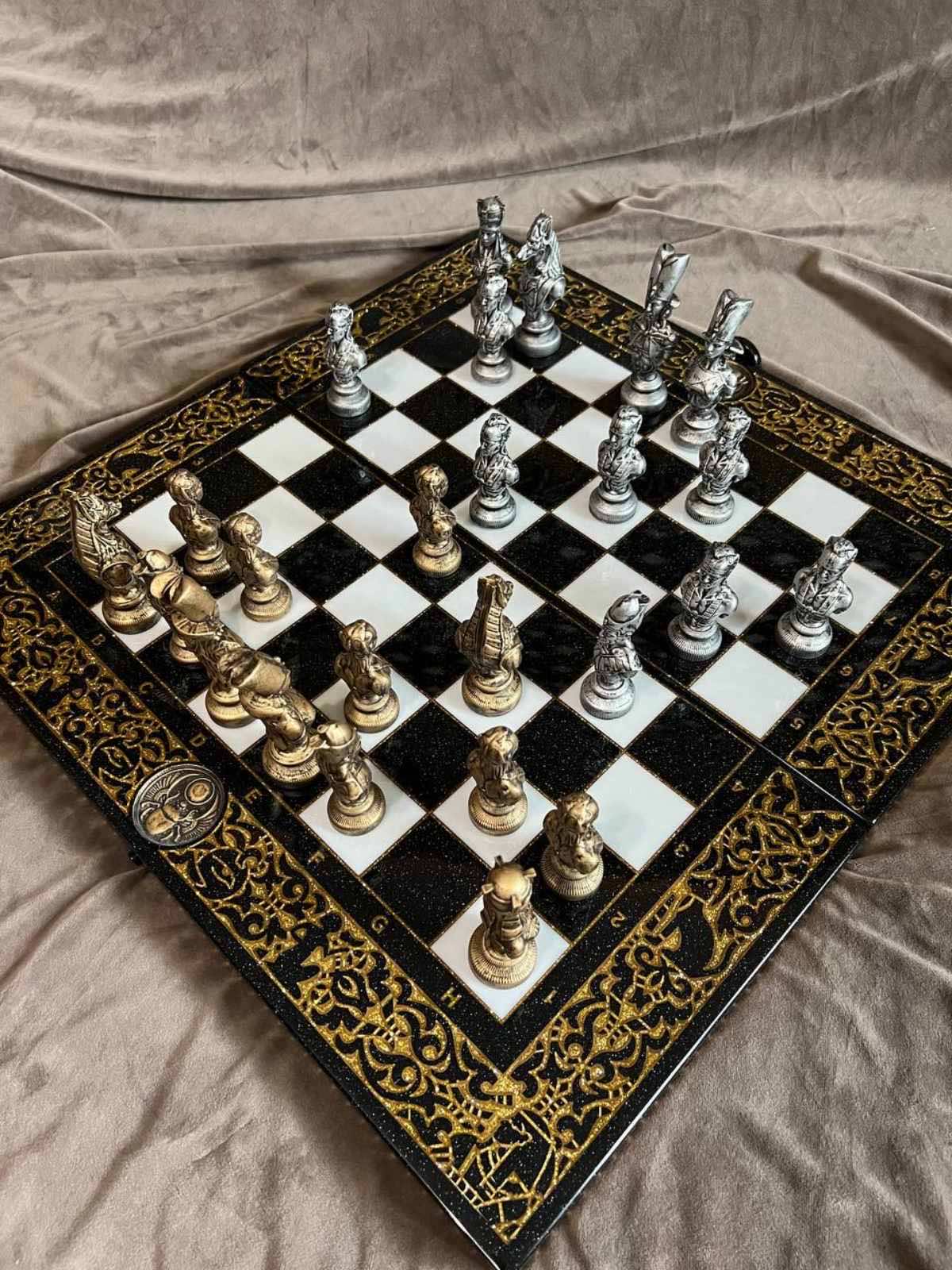 Hochwertiges Schachspiel aus schwarzem Acrylstein mit geschnitzten Rändern – inklusive Figuren | Kostenlose Lieferung weltweit | Geschenkfertig