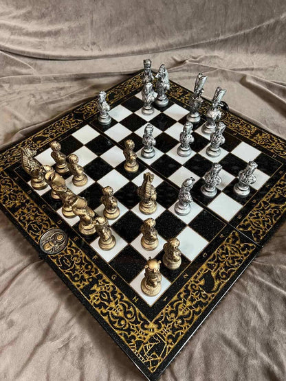 Hochwertiges Schachspiel aus schwarzem Acrylstein mit geschnitzten Rändern – inklusive Figuren | Kostenlose Lieferung weltweit | Geschenkfertig