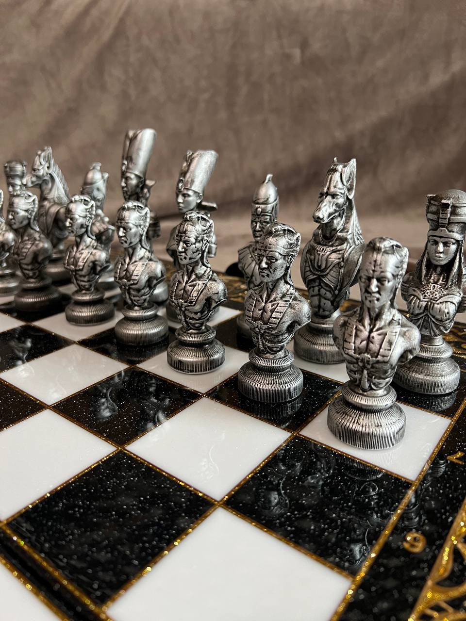 Hochwertiges Schachspiel aus schwarzem Acrylstein mit geschnitzten Rändern – inklusive Figuren | Kostenlose Lieferung weltweit | Geschenkfertig