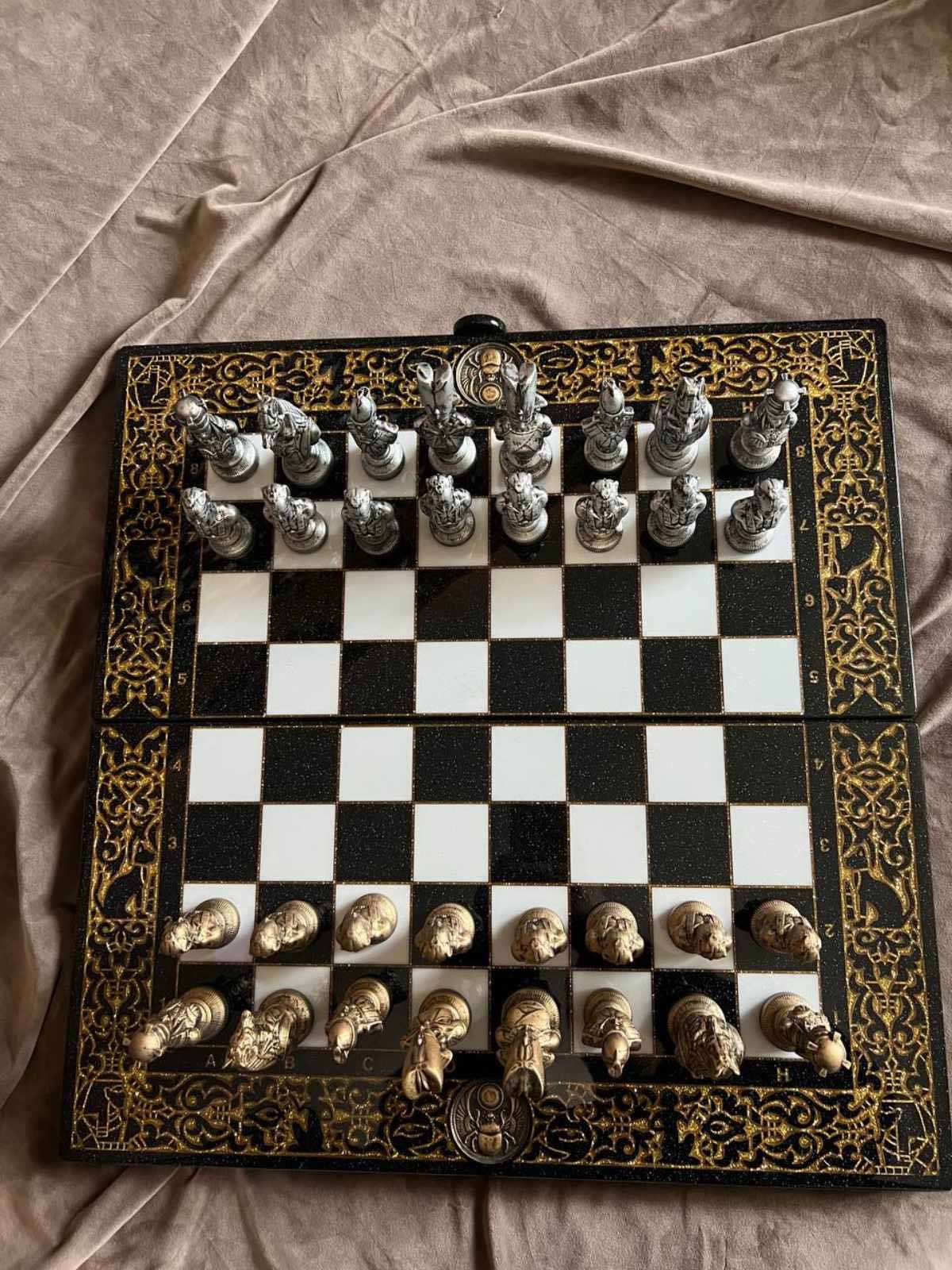 Hochwertiges Schachspiel aus schwarzem Acrylstein mit geschnitzten Rändern – inklusive Figuren | Kostenlose Lieferung weltweit | Geschenkfertig