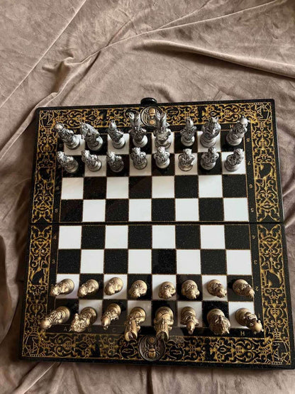 Hochwertiges Schachspiel aus schwarzem Acrylstein mit geschnitzten Rändern – inklusive Figuren | Kostenlose Lieferung weltweit | Geschenkfertig