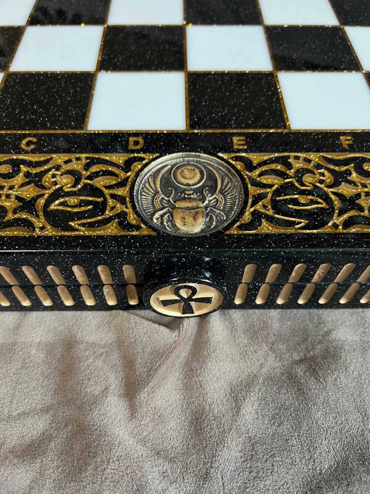 Hochwertiges Schachspiel aus schwarzem Acrylstein mit geschnitzten Rändern – inklusive Figuren | Kostenlose Lieferung weltweit | Geschenkfertig