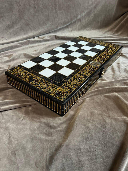 Hochwertiges Schachspiel aus schwarzem Acrylstein mit geschnitzten Rändern – inklusive Figuren | Kostenlose Lieferung weltweit | Geschenkfertig