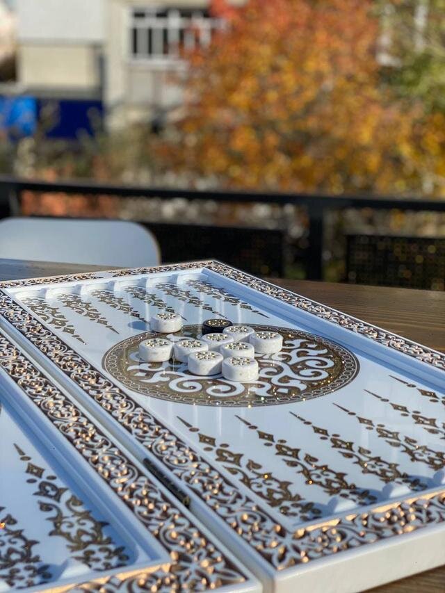 Backgammon de luxe en pierre acrylique « Black Lion » – Puissance et stratégie | 58 × 28 × 5 cm | Réf. 190600