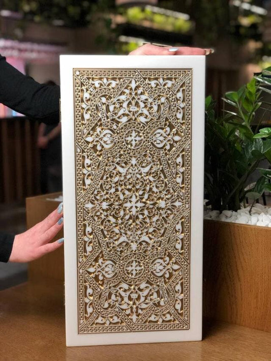 Exklusives Backgammon aus weißem Acrylstein mit Ornamentdetails – Geschenk fürs Leben, 58 x 28 x 5 cm