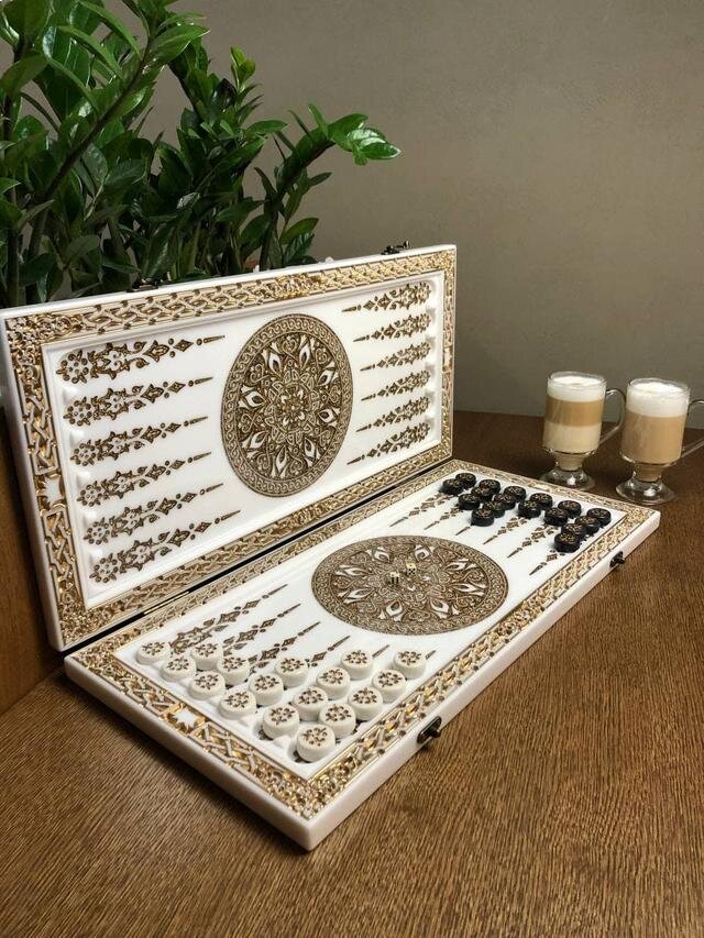 Backgammon exclusif en pierre acrylique blanche avec détails décoratifs – Cadeau d'une vie, 58 x 28 x 5 cm